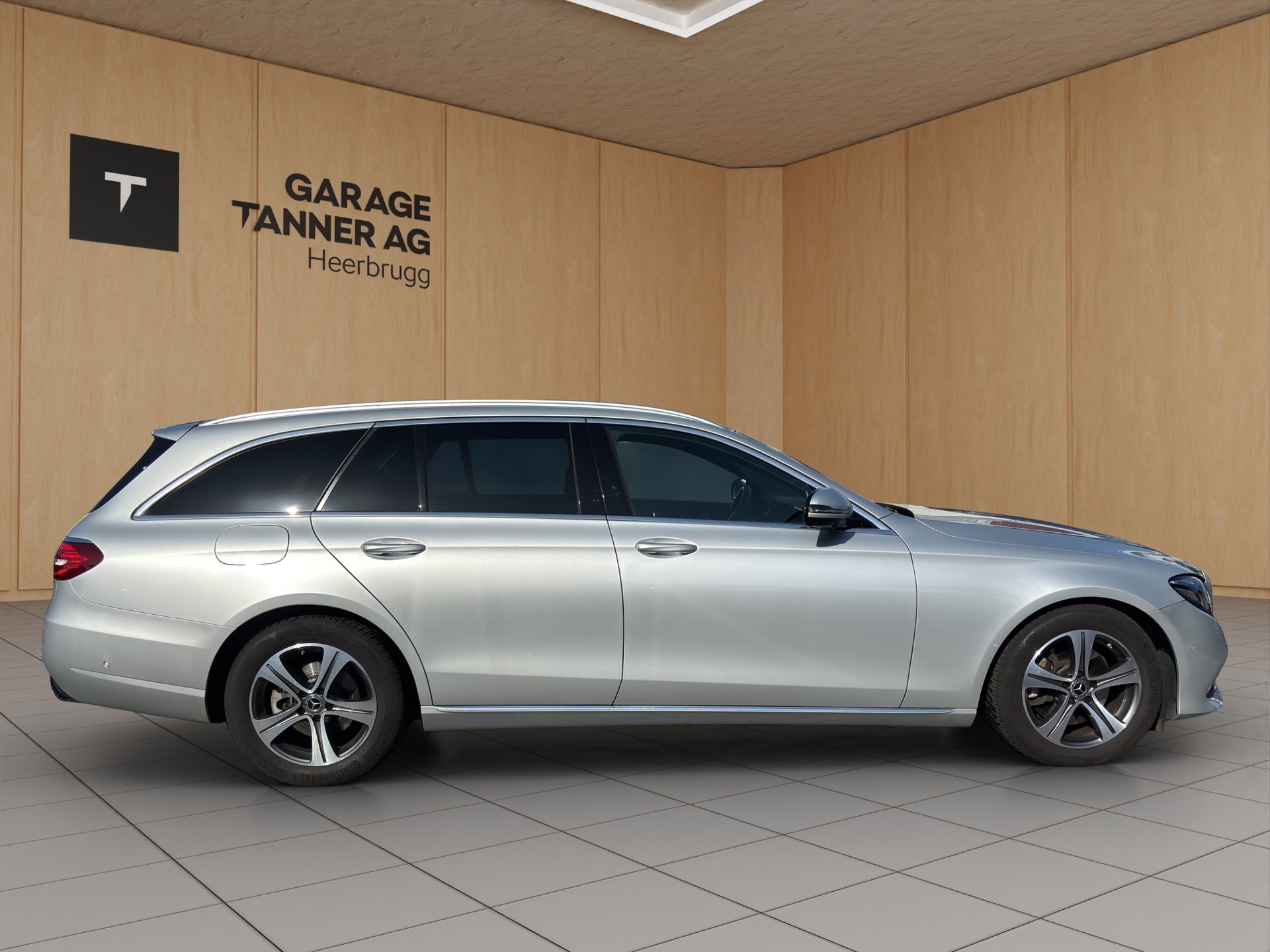 MERCEDES-BENZ E 220 d 4Matic 9G-Tronic-showroom-element-3