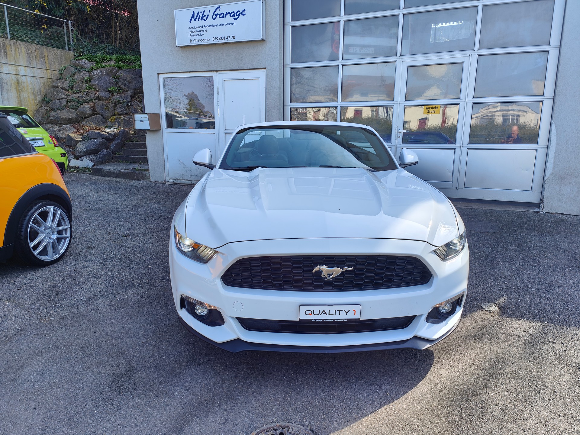 FORD Mustang Convertible 2.3-showroom-element-3