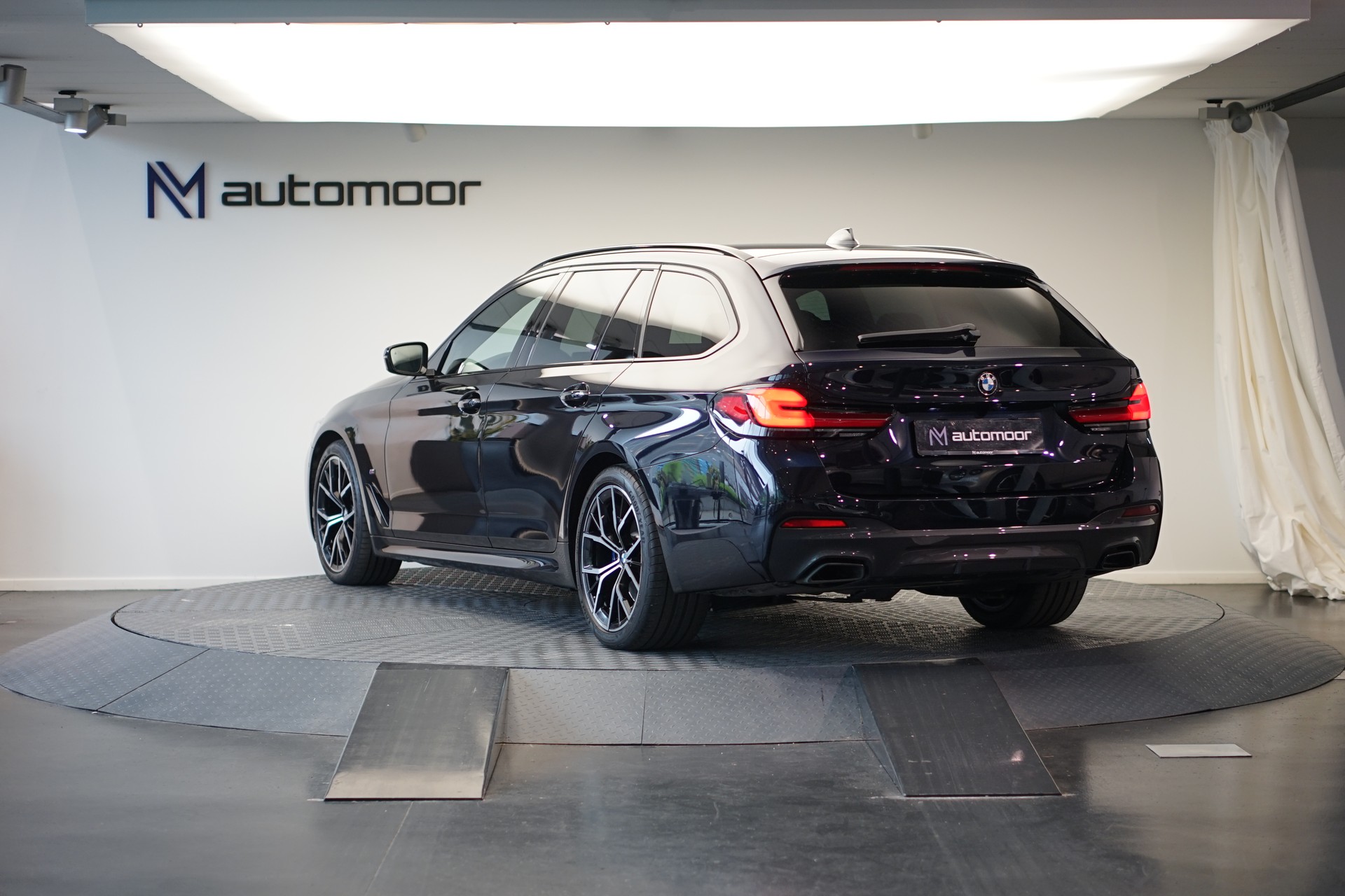 BMW 540d xDrive 48V Touring M Sport Steptronic *CH-Fahrzeug*-image-6