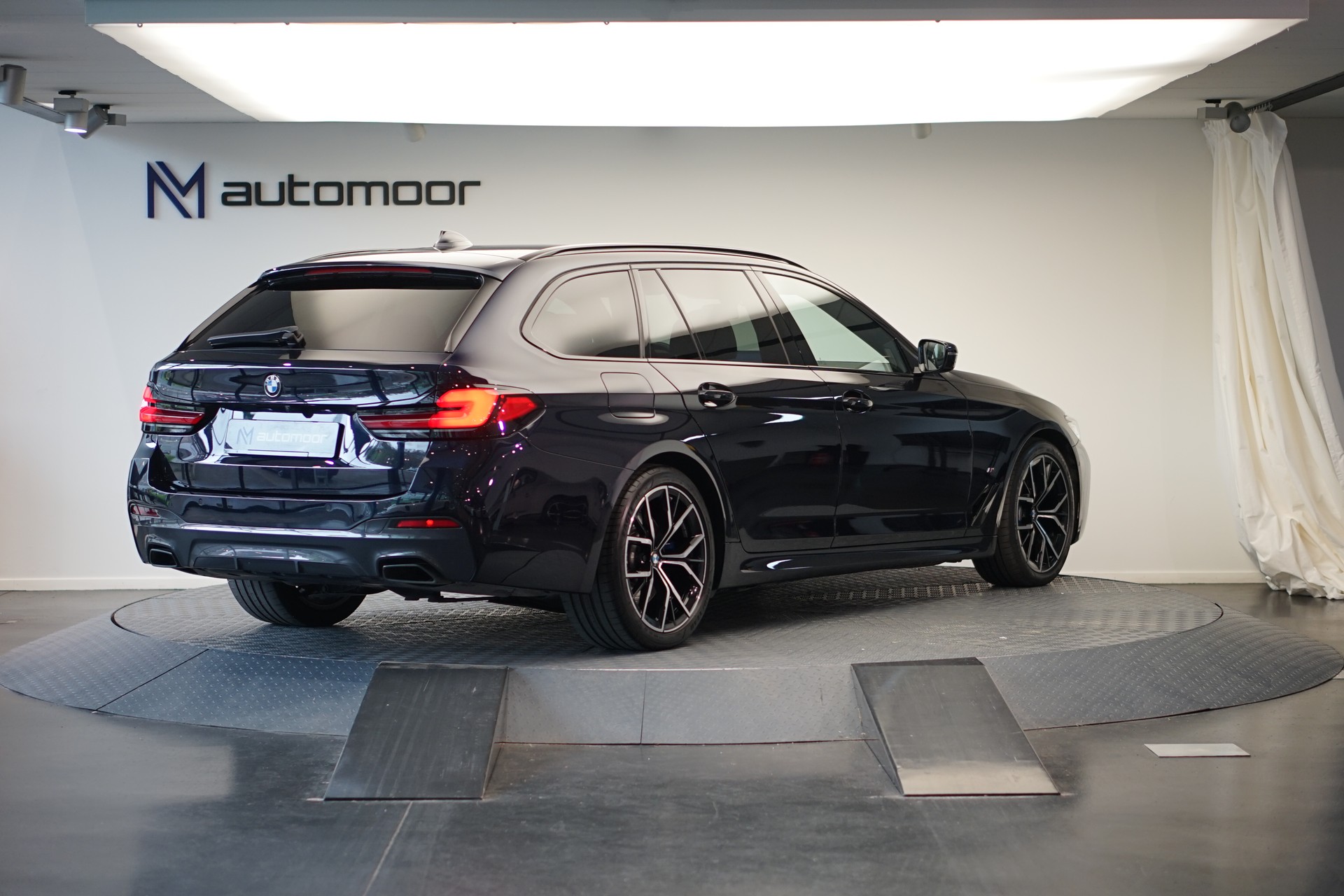 BMW 540d xDrive 48V Touring M Sport Steptronic *CH-Fahrzeug*-image-4