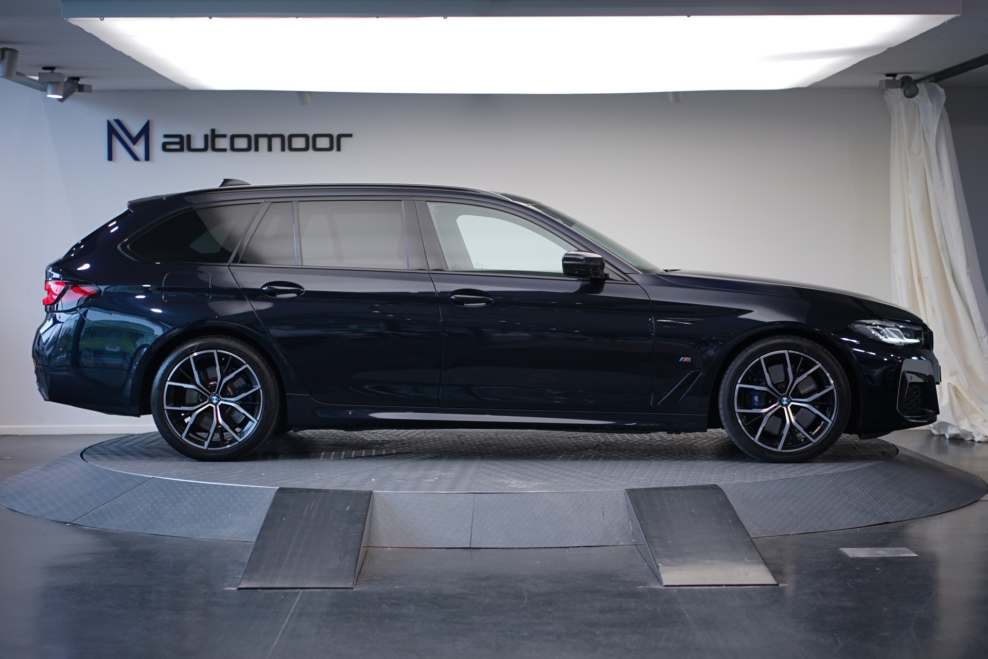 BMW 540d xDrive 48V Touring M Sport Steptronic *CH-Fahrzeug*-showroom-element-3
