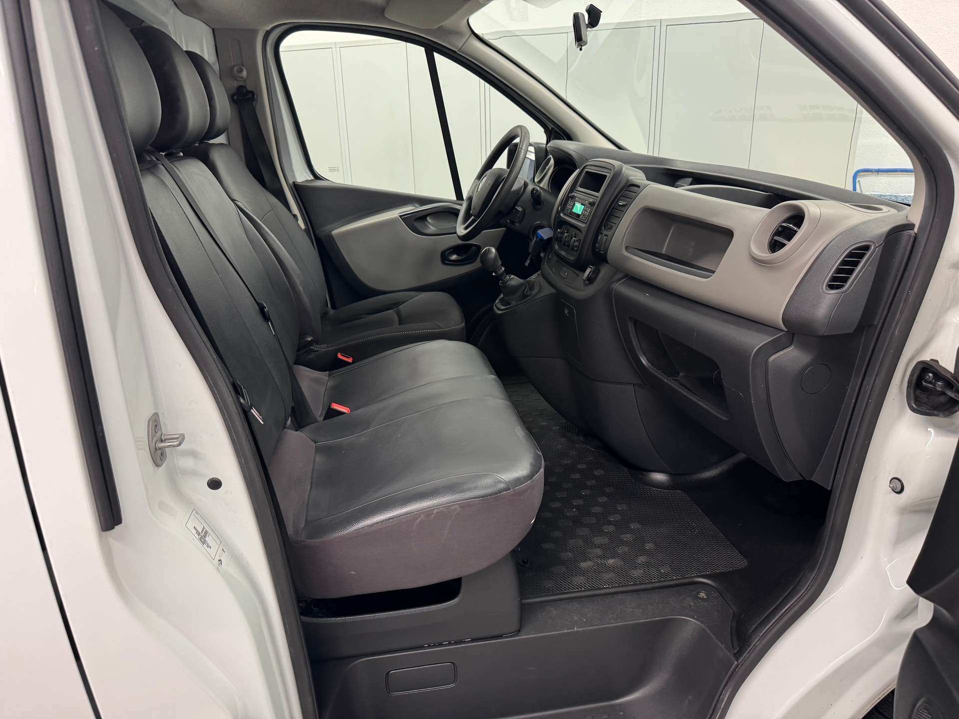 RENAULT Trafic 1.6 dCi 95 2.7t Access L1H1-image-9