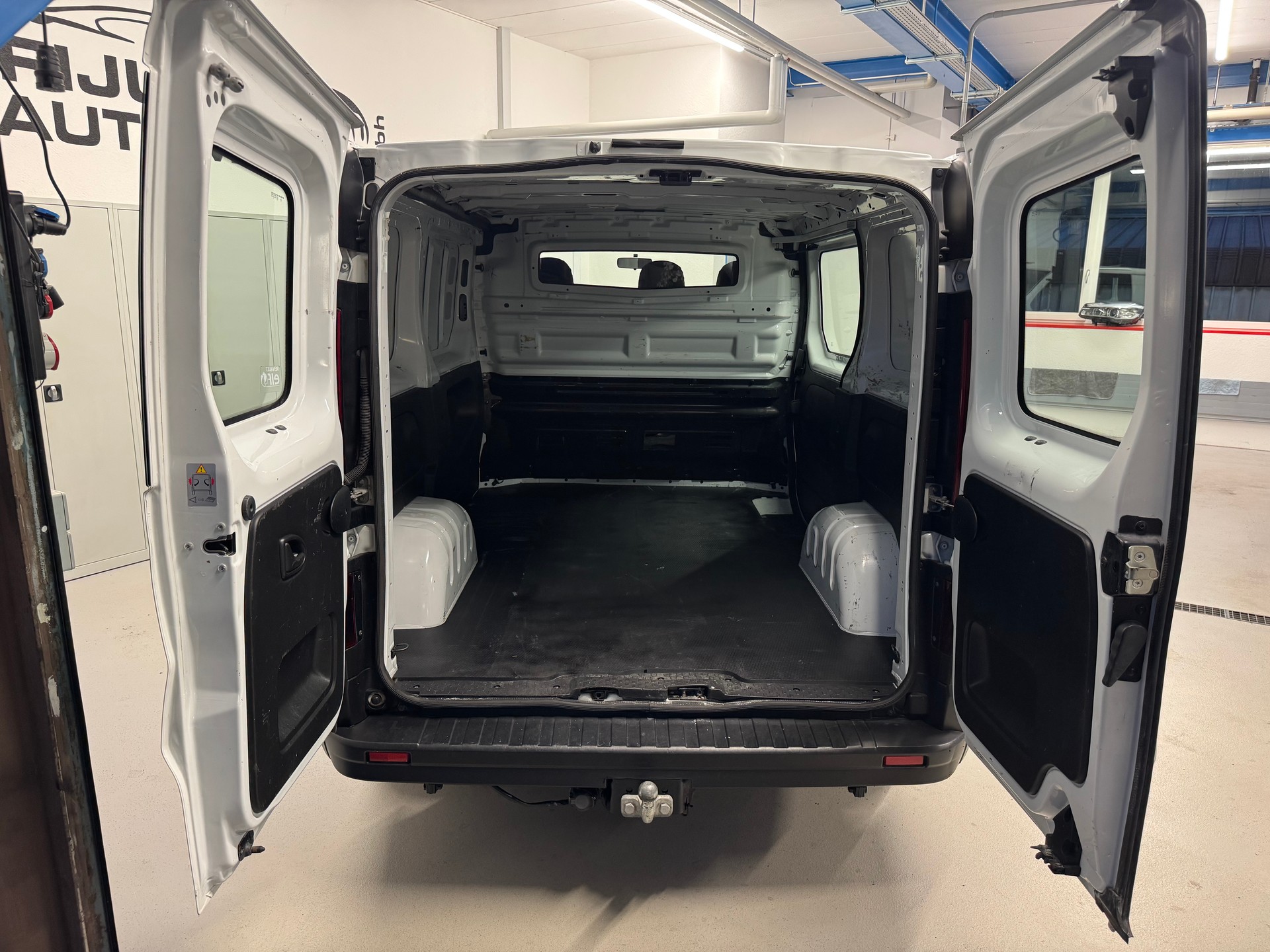 RENAULT Trafic 1.6 dCi 95 2.7t Access L1H1-image-11