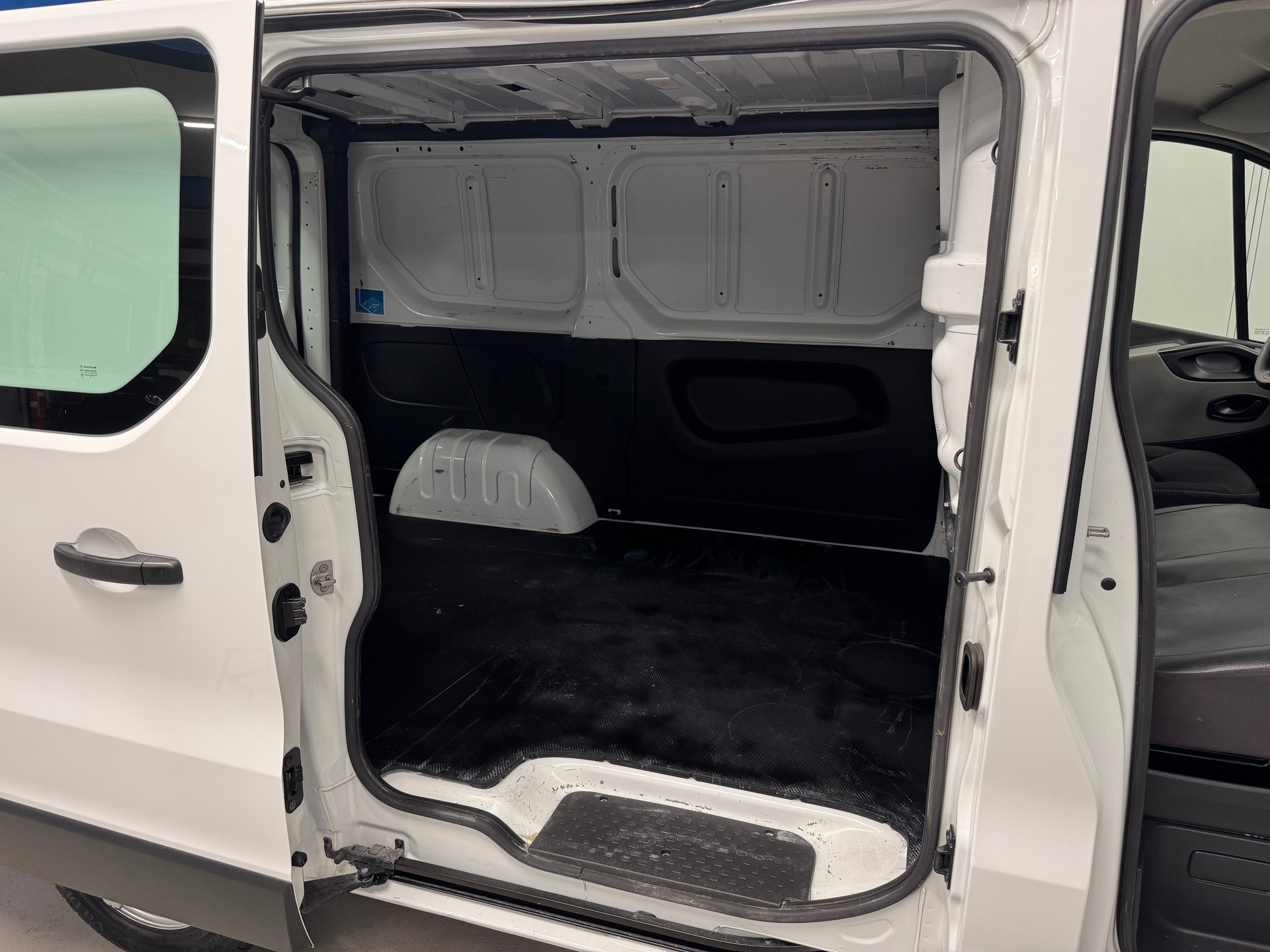 RENAULT Trafic 1.6 dCi 95 2.7t Access L1H1-image-10