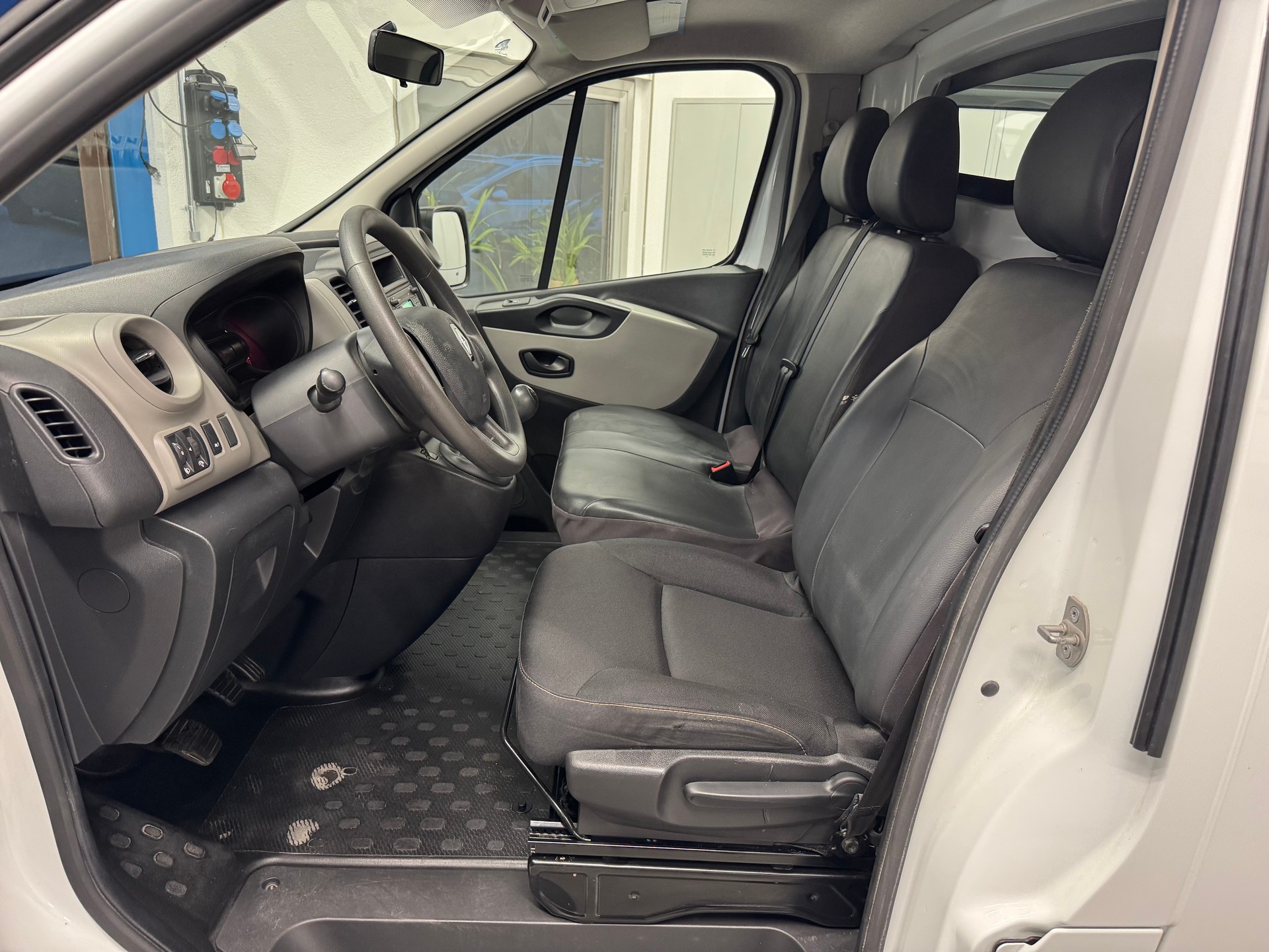 RENAULT Trafic 1.6 dCi 95 2.7t Access L1H1-image-6