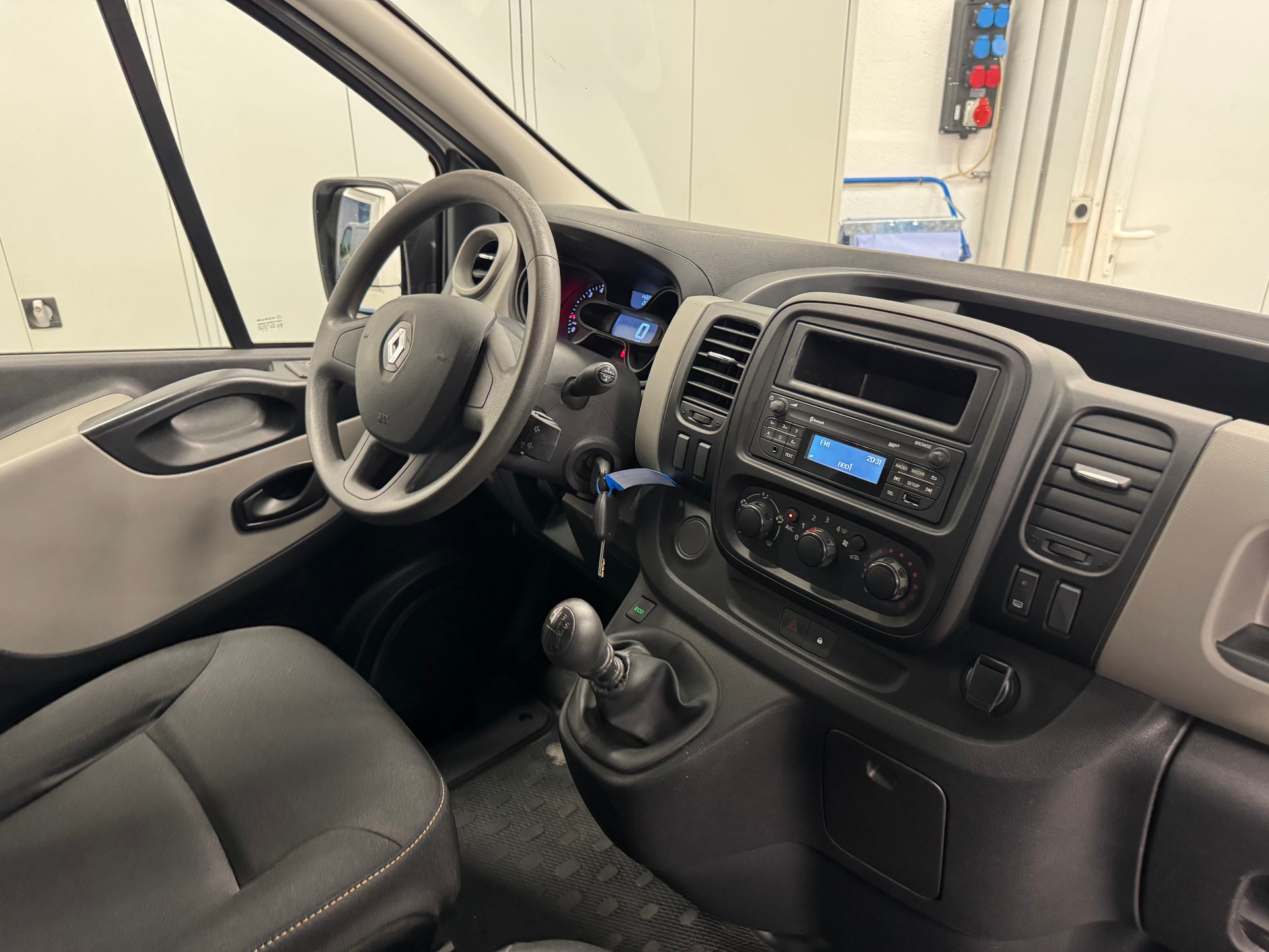 RENAULT Trafic 1.6 dCi 95 2.7t Access L1H1-image-8