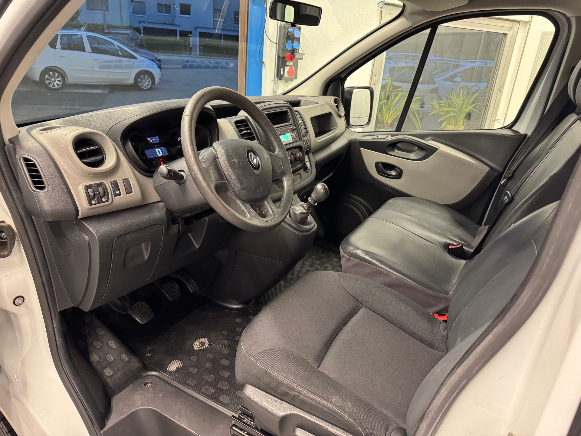 RENAULT Trafic 1.6 dCi 95 2.7t Access L1H1-image-7