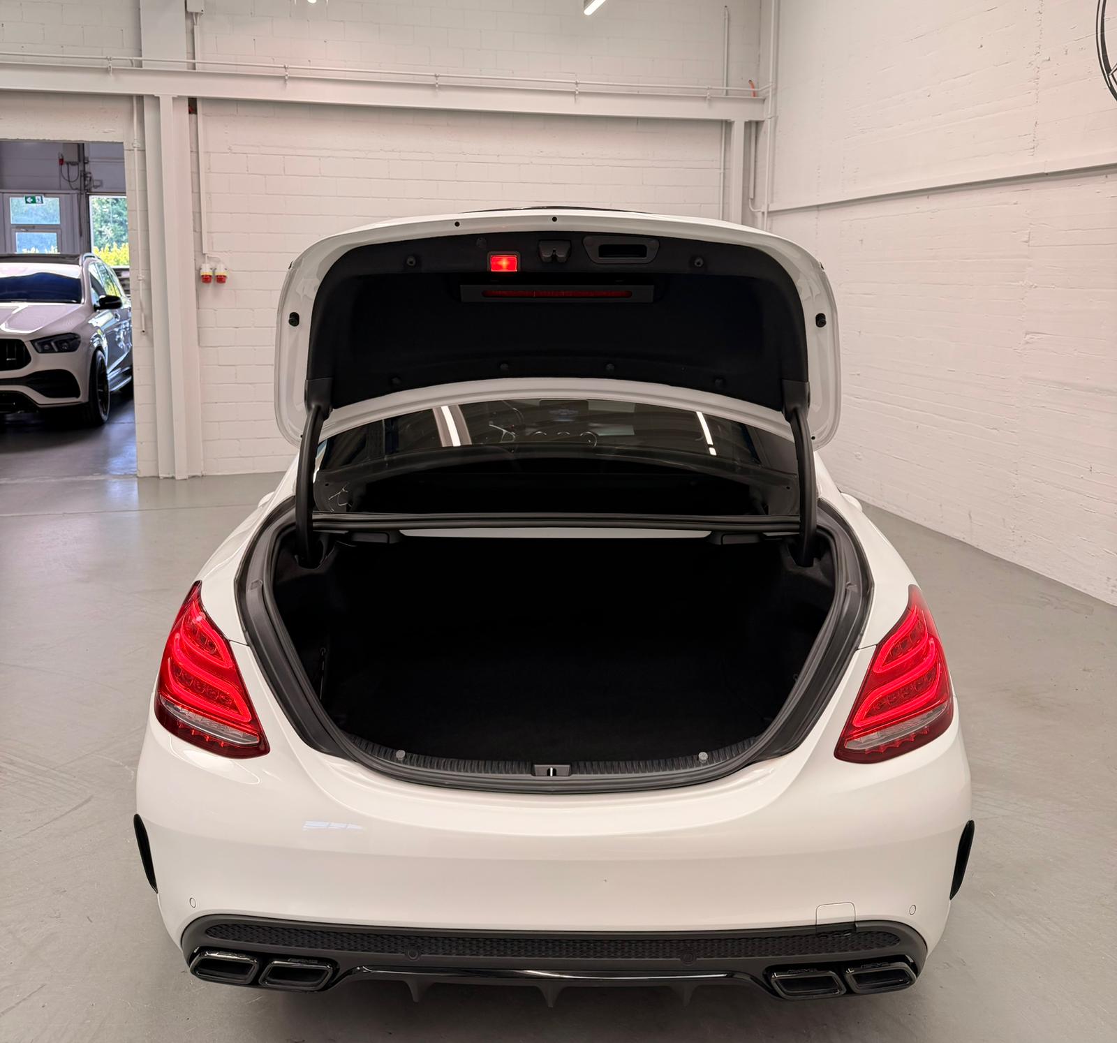 MERCEDES-BENZ C 250 AMG Line 4Matic 9G-Tronic (C63s AMG Bodykit) White Black Performance H&R Federn CH-Fahrzeug & Gratisservice-image-9