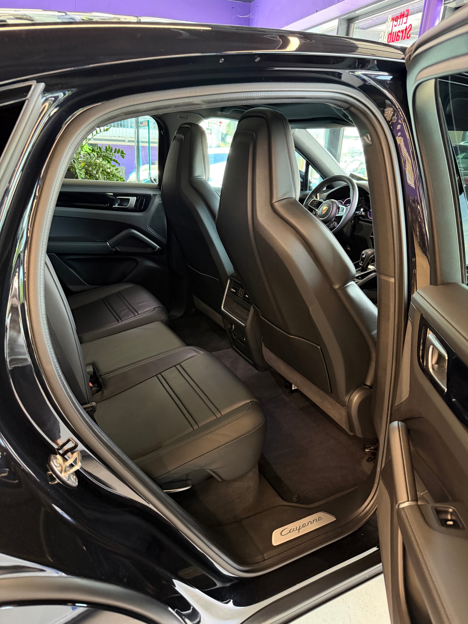 PORSCHE Cayenne Coupé E-Hybrid-image-10