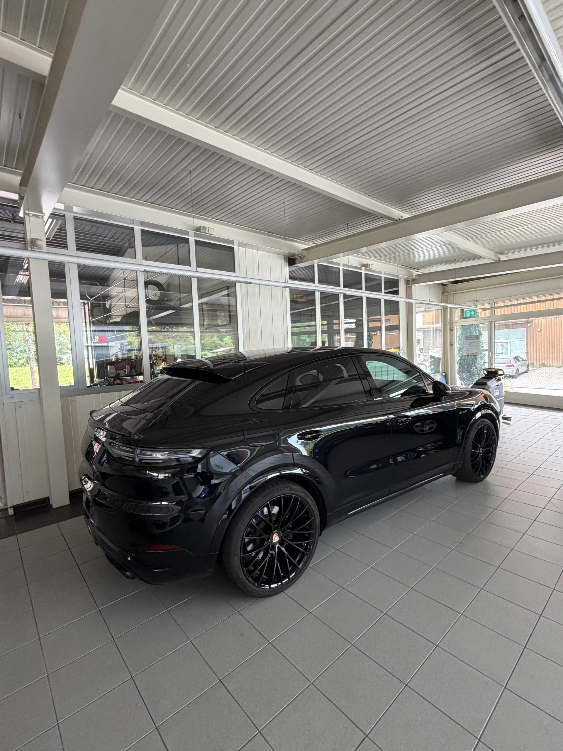 PORSCHE Cayenne Coupé E-Hybrid-showroom-element-2