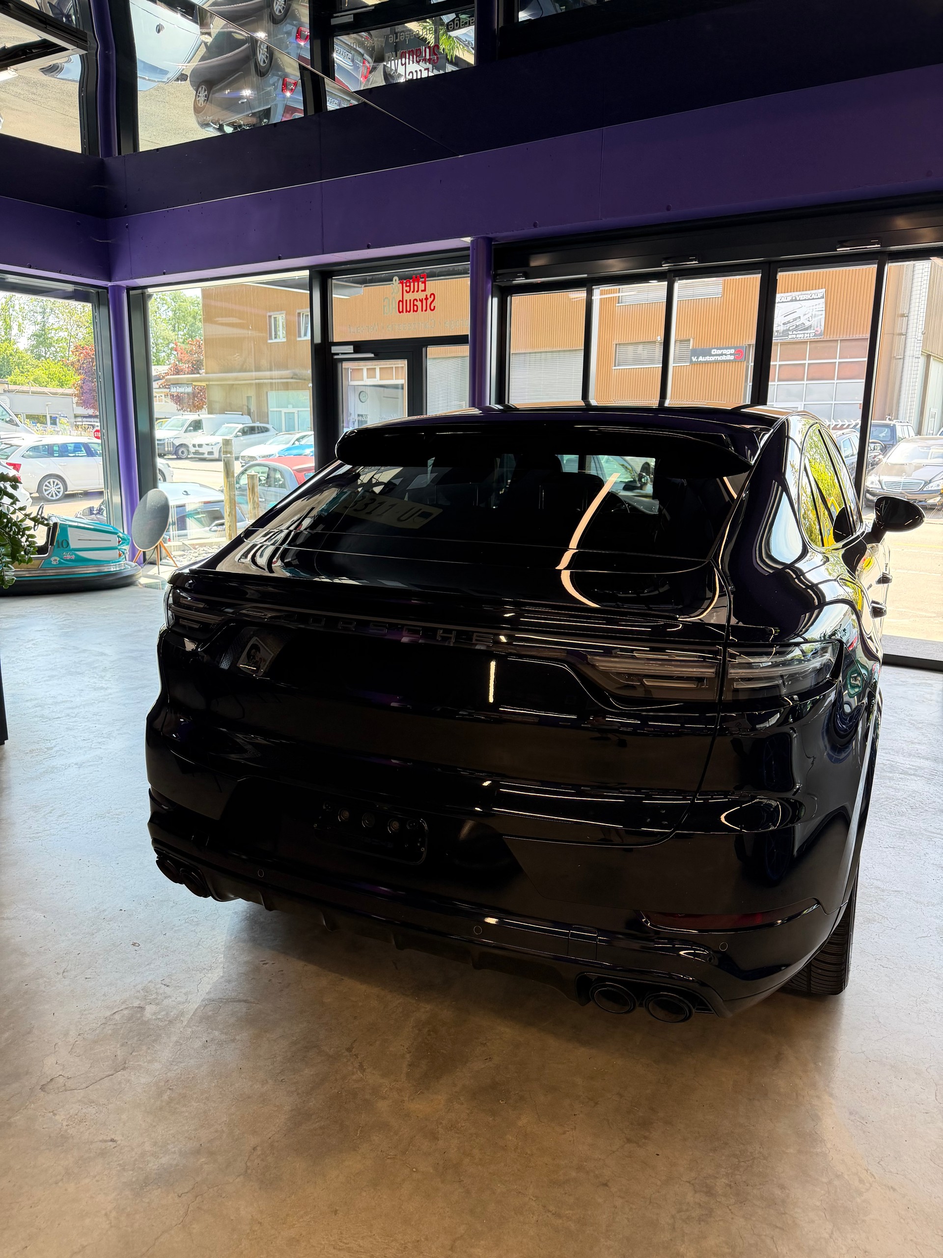 PORSCHE Cayenne Coupé E-Hybrid-showroom-element-3