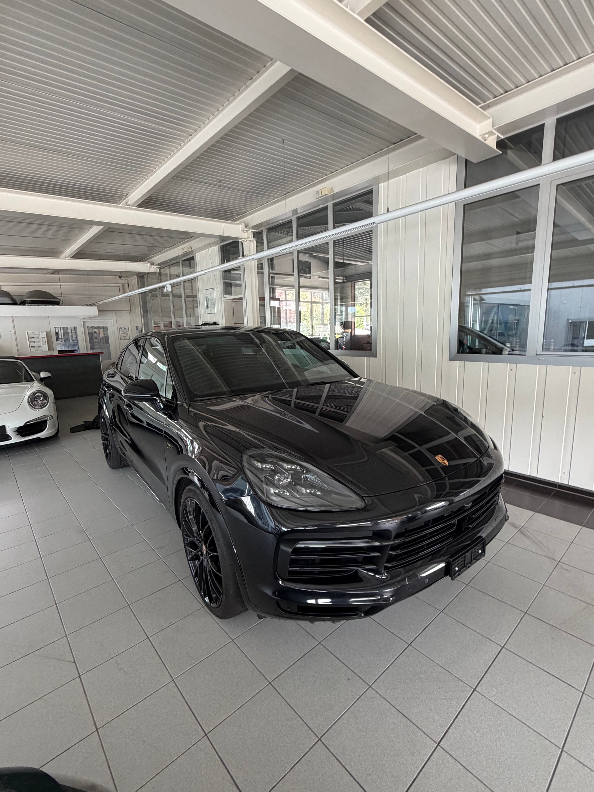 PORSCHE Cayenne Coupé E-Hybrid-showroom-element-1