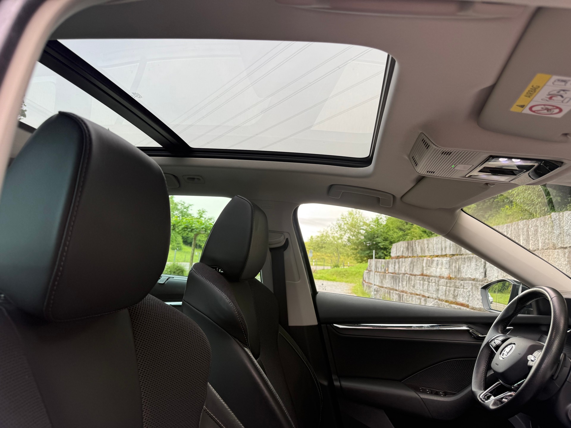 SKODA Octavia Combi 2.0 TDI DSG Style * Panorama * Leder * AHK *-image-12