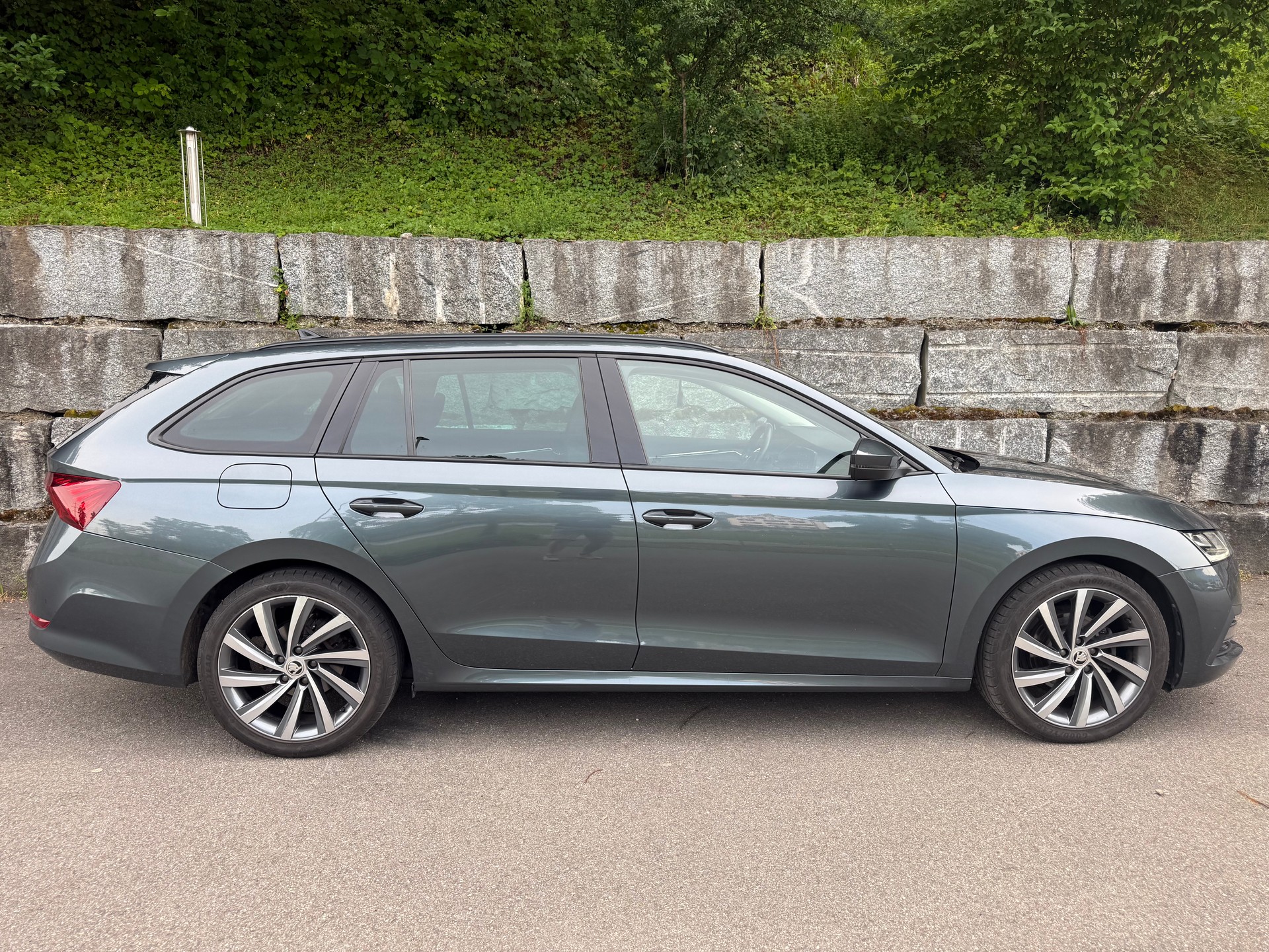 SKODA Octavia Combi 2.0 TDI DSG Style * Panorama * Leder * AHK *-image-13