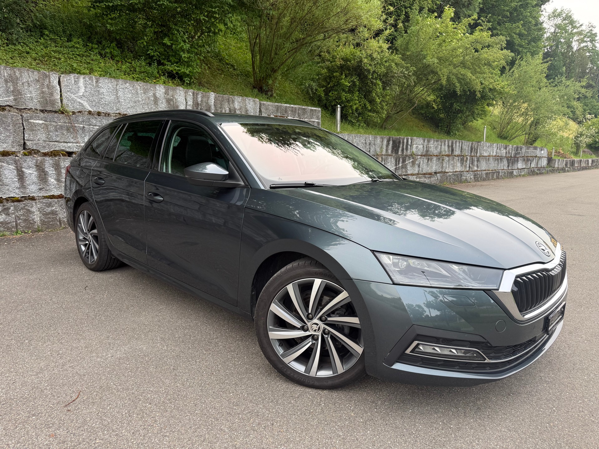 SKODA Octavia Combi 2.0 TDI DSG Style * Panorama * Leder * AHK *-image-1