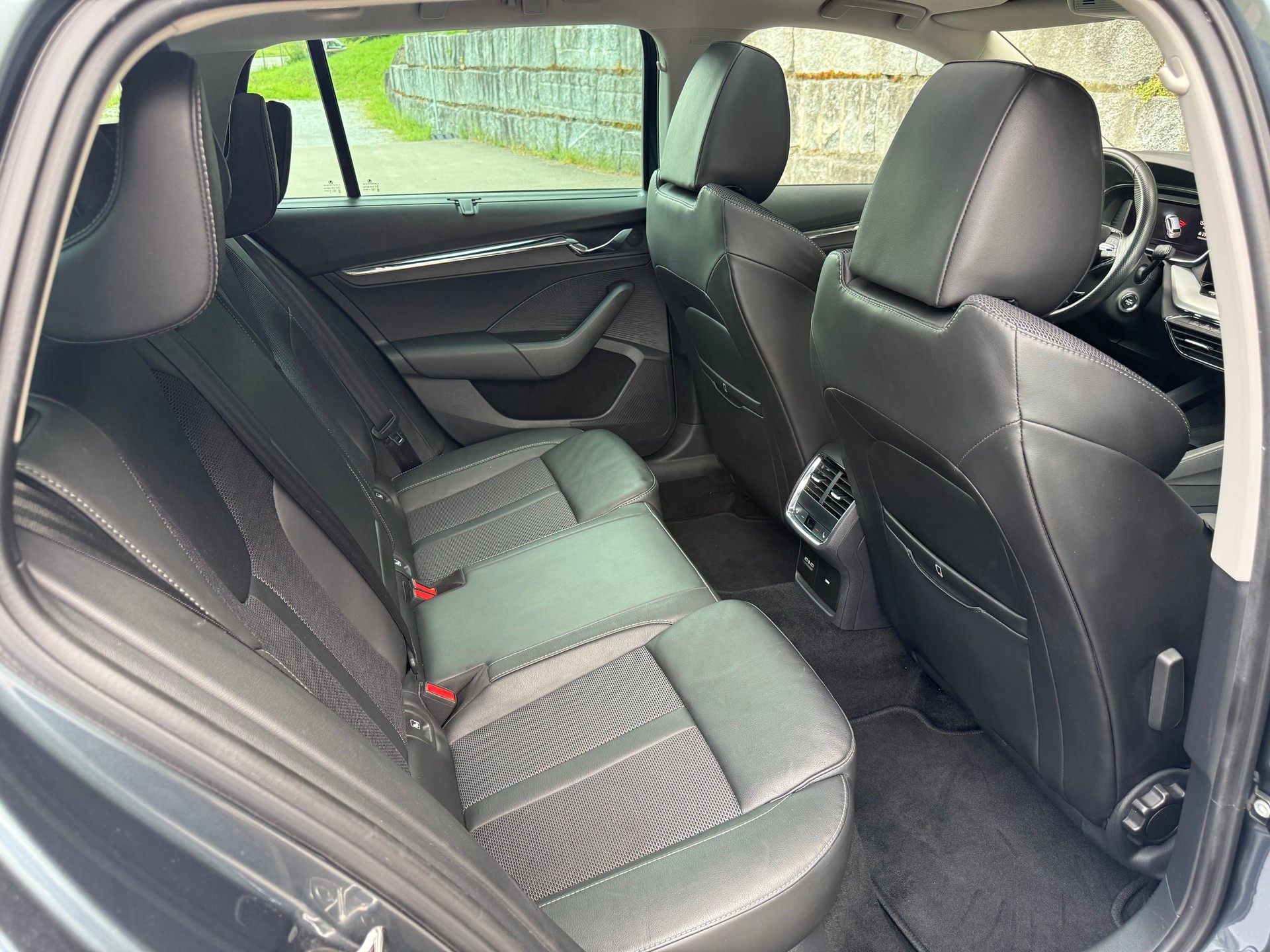 SKODA Octavia Combi 2.0 TDI DSG Style * Panorama * Leder * AHK *-image-7