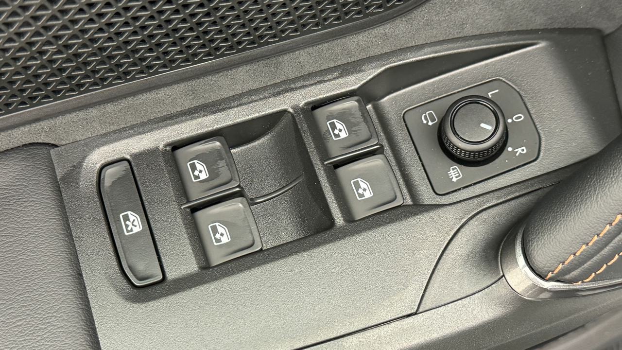 CUPRA LEON ST 1.5 e-HYBRID pHEV VZ Black Edition-image-8