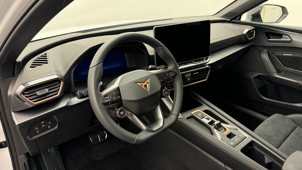CUPRA LEON ST 1.5 e-HYBRID pHEV VZ Black Edition-image-6