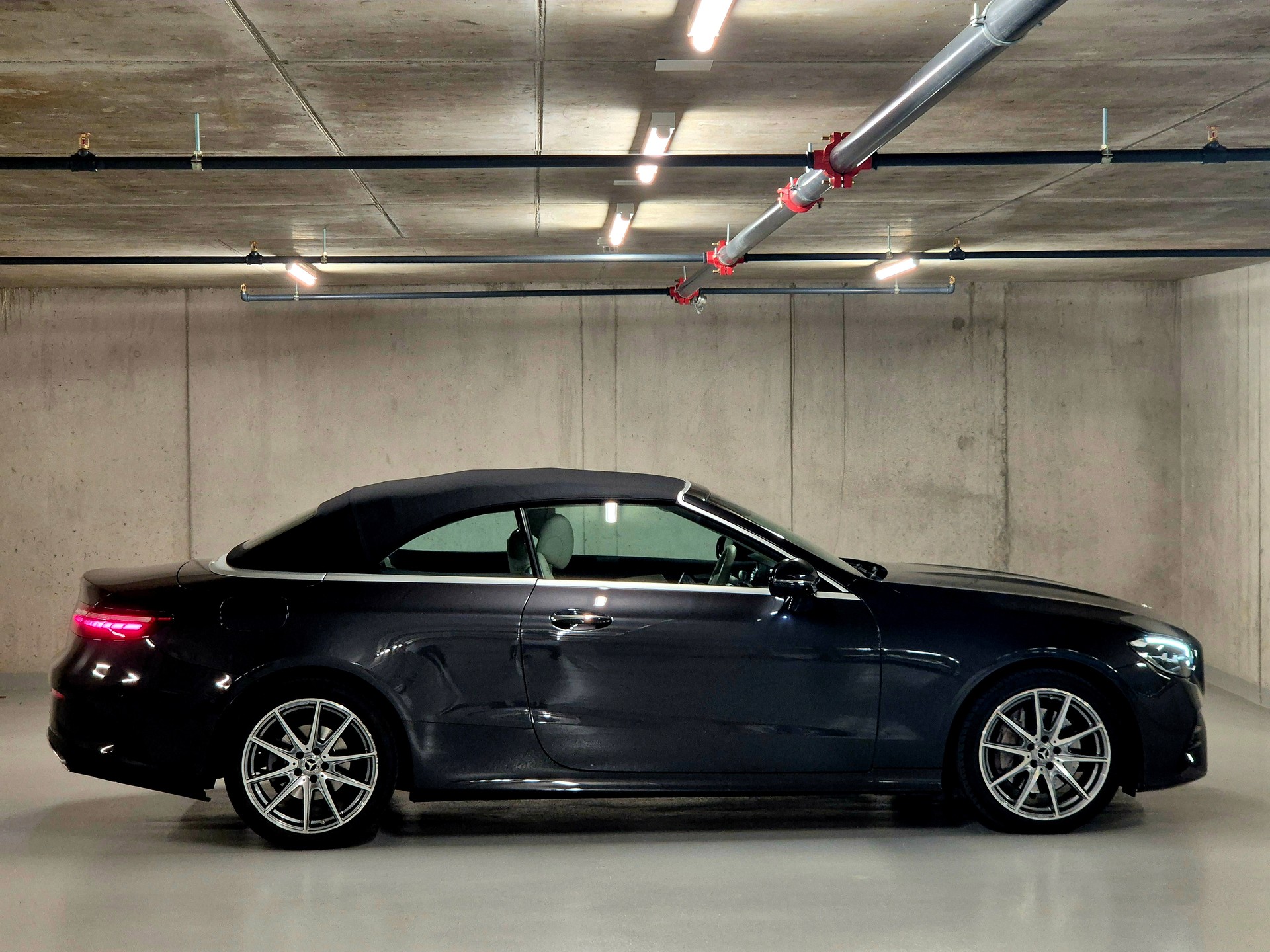MERCEDES-BENZ E 200 Cabriolet 4Matic AMG Line 9G-Tronic-image-4