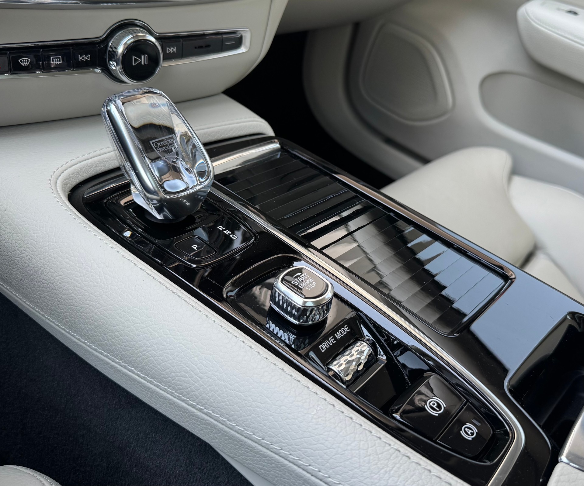 VOLVO V60 T8 eAWD Twin Engine Inscription Geartronic-image-23