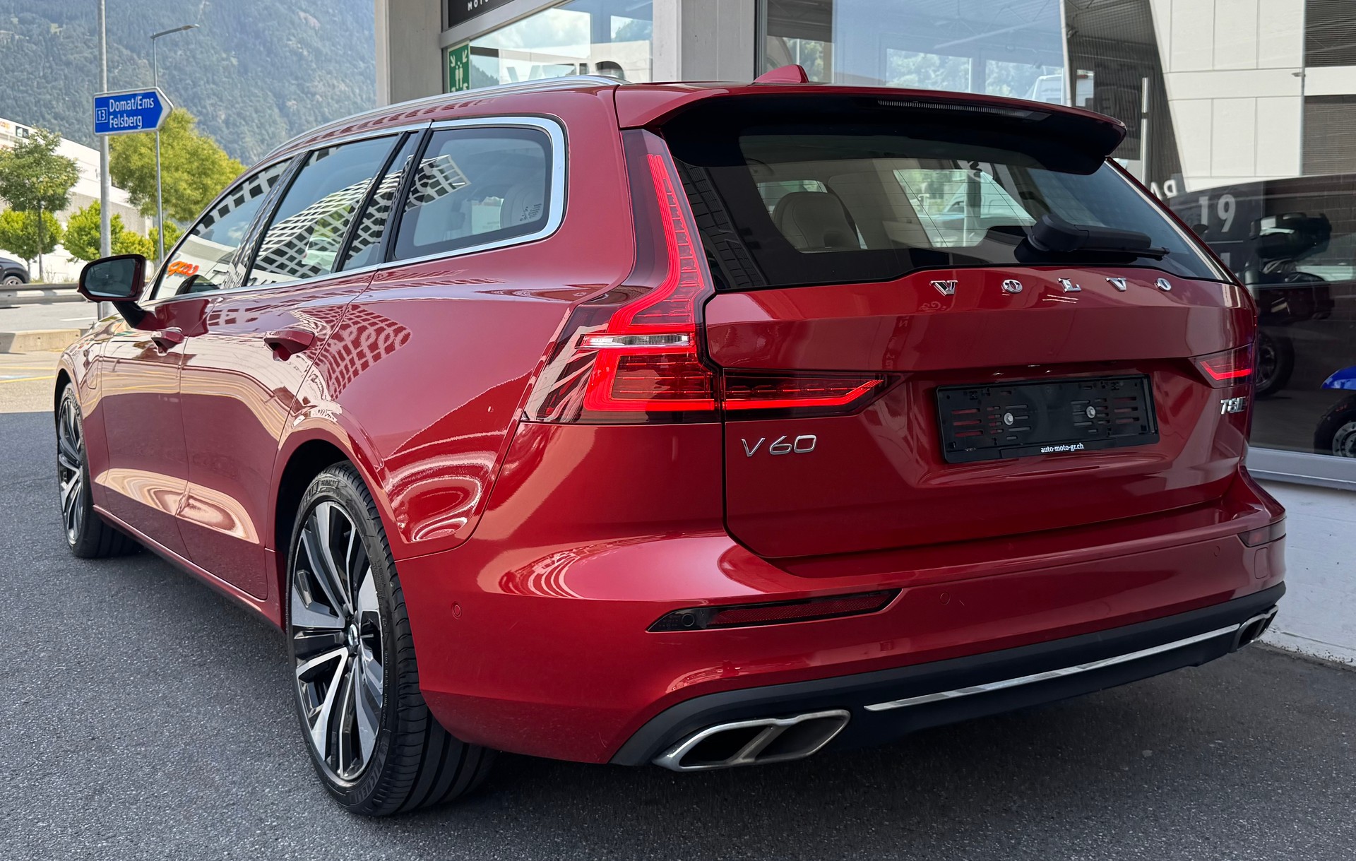 VOLVO V60 T8 eAWD Twin Engine Inscription Geartronic-showroom-element-3