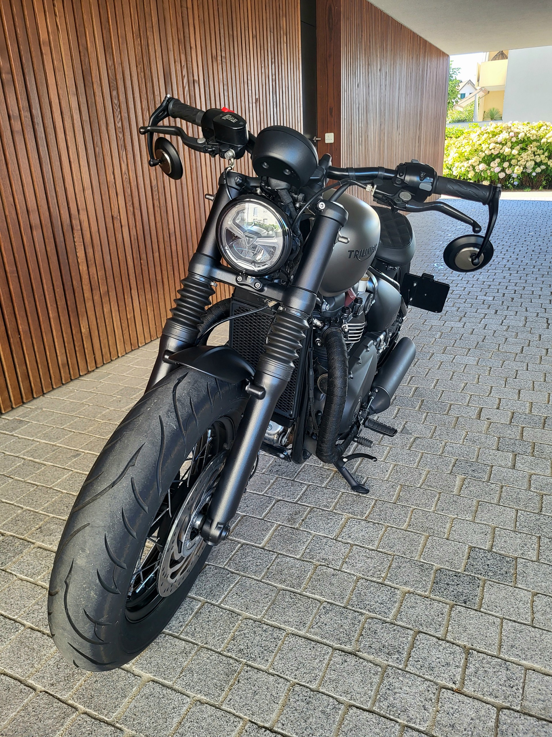 TRIUMPH Bonneville 1200 Bobber Black ABS-image-11