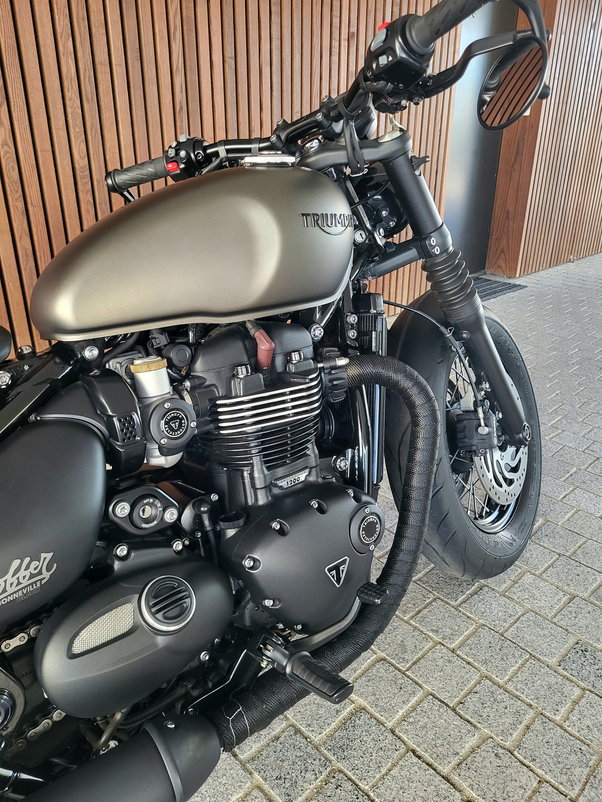 TRIUMPH Bonneville 1200 Bobber Black ABS-image-3
