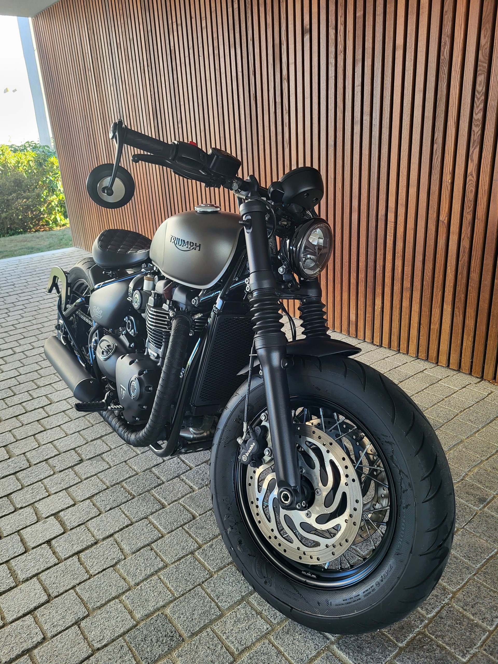 TRIUMPH Bonneville 1200 Bobber Black ABS-image-6