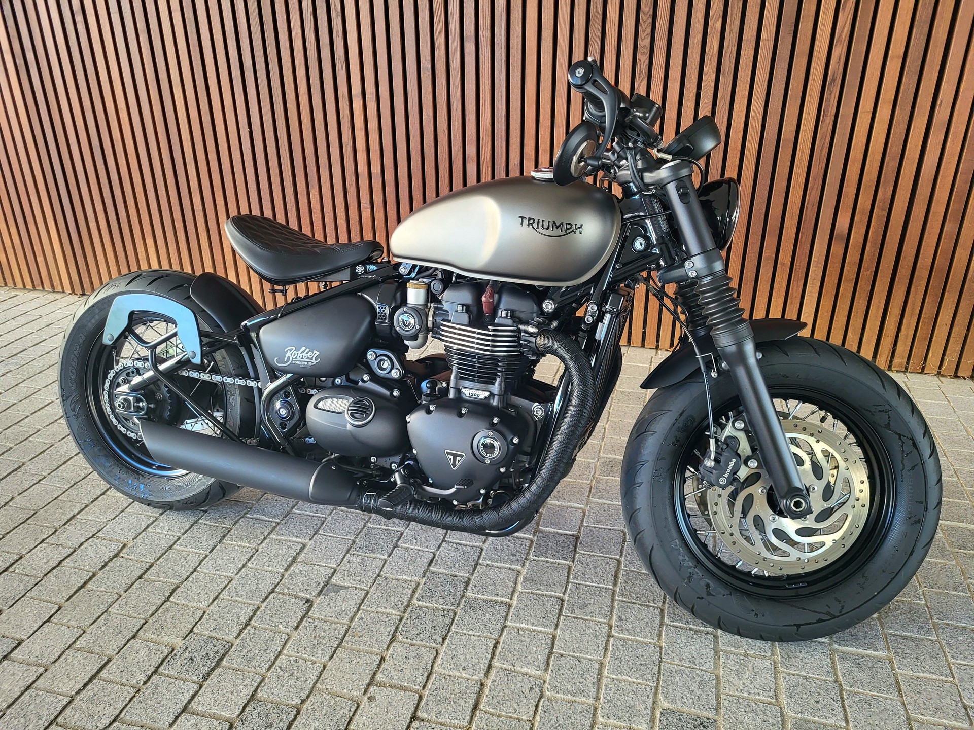 TRIUMPH Bonneville 1200 Bobber Black ABS-image-1
