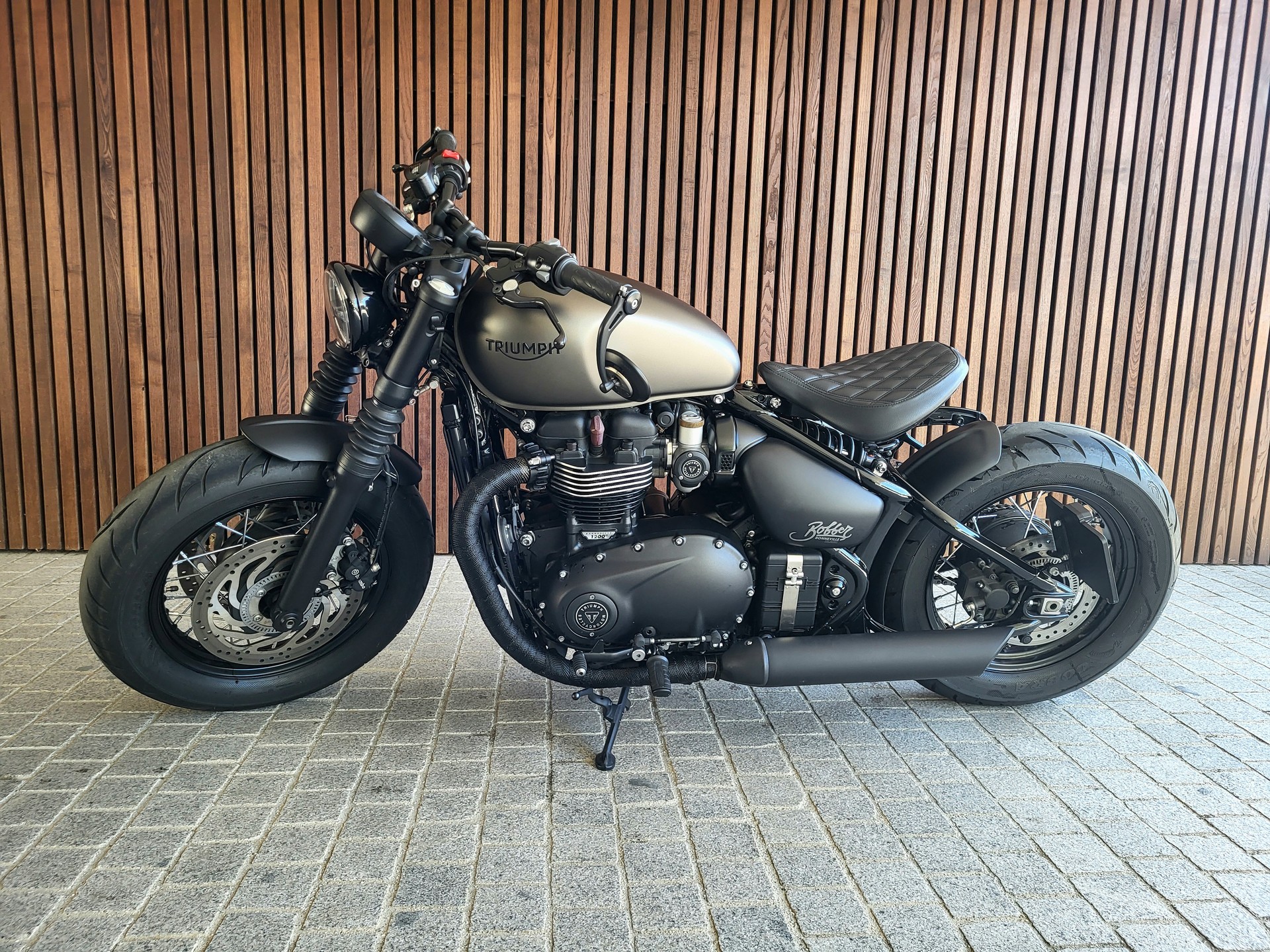 TRIUMPH Bonneville 1200 Bobber Black ABS-image-2