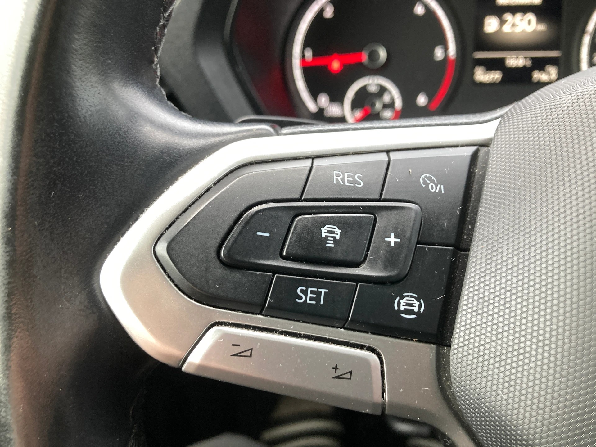 VW Caddy 2.0 TDI Liberty DSG mit Anhängerkupplung-image-12
