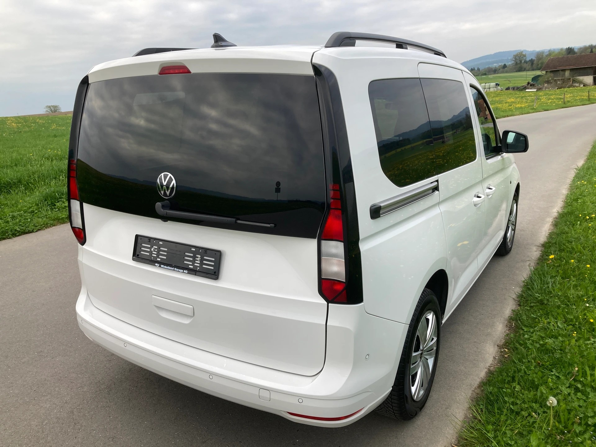 VW Caddy 2.0 TDI Liberty DSG mit Anhängerkupplung-image-2
