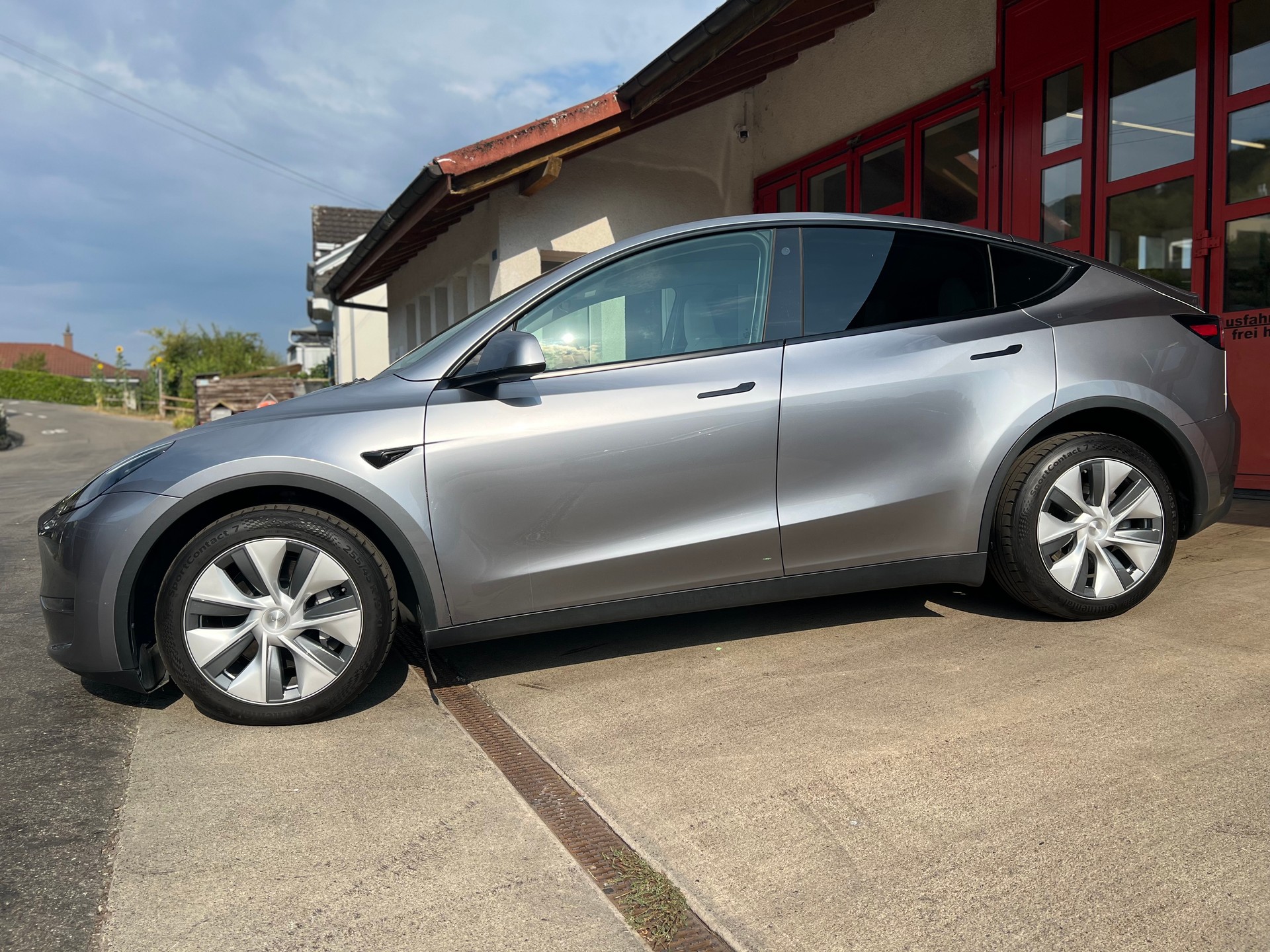 TESLA Model Y Long Range // SoH 94%-showroom-element-2