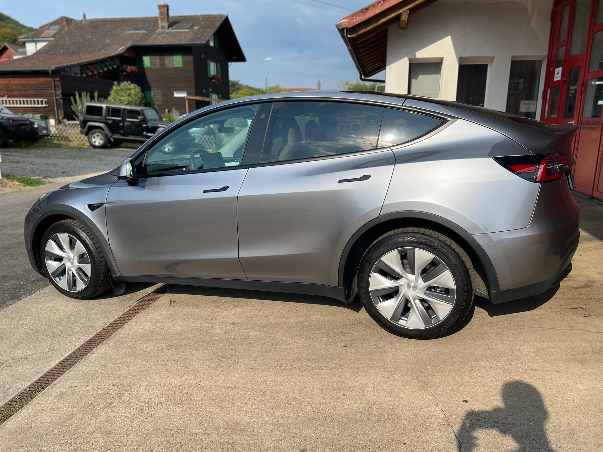 TESLA Model Y Long Range // SoH 94%-showroom-element-3