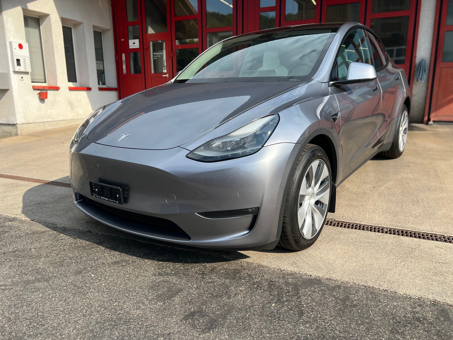 TESLA Model Y Long Range // SoH 94%-showroom-element-1
