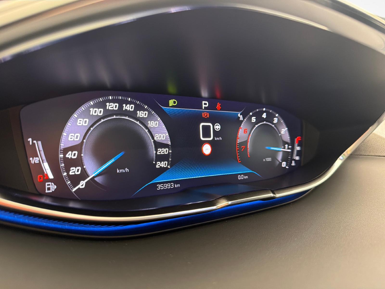 PEUGEOT 5008 1.6 PureTech GT Pack-image-14