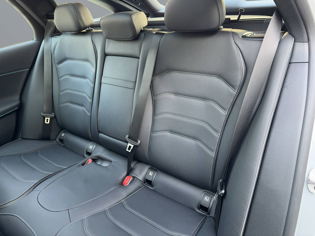 MERCEDES-BENZ E 300 de AMG Line 4matic Kombi-image-11