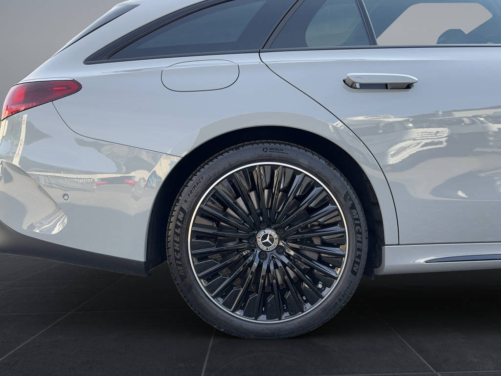 MERCEDES-BENZ E 300 de AMG Line 4matic Kombi-image-14