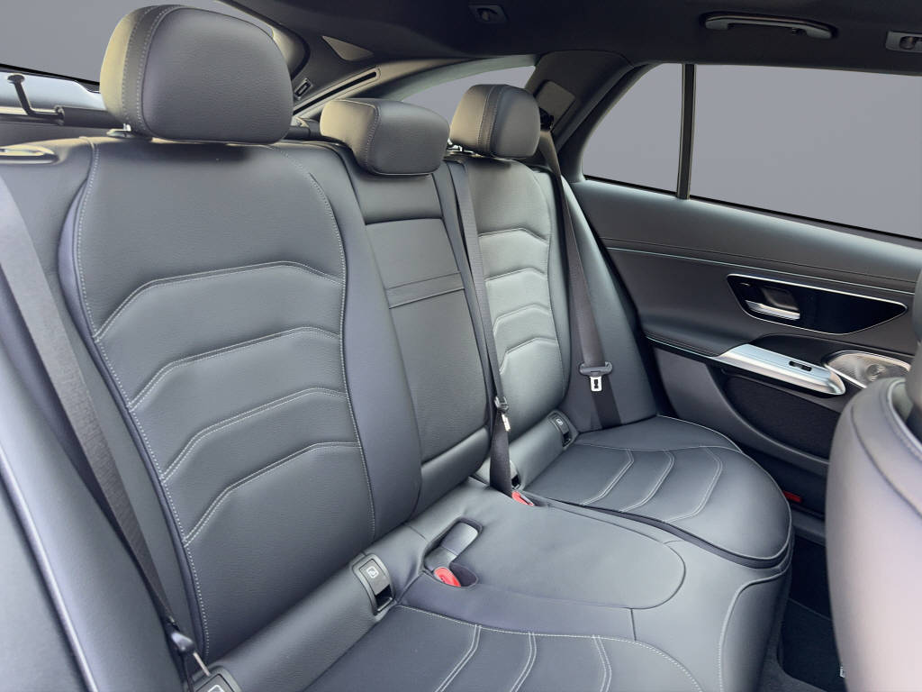 MERCEDES-BENZ E 300 de AMG Line 4matic Kombi-image-12