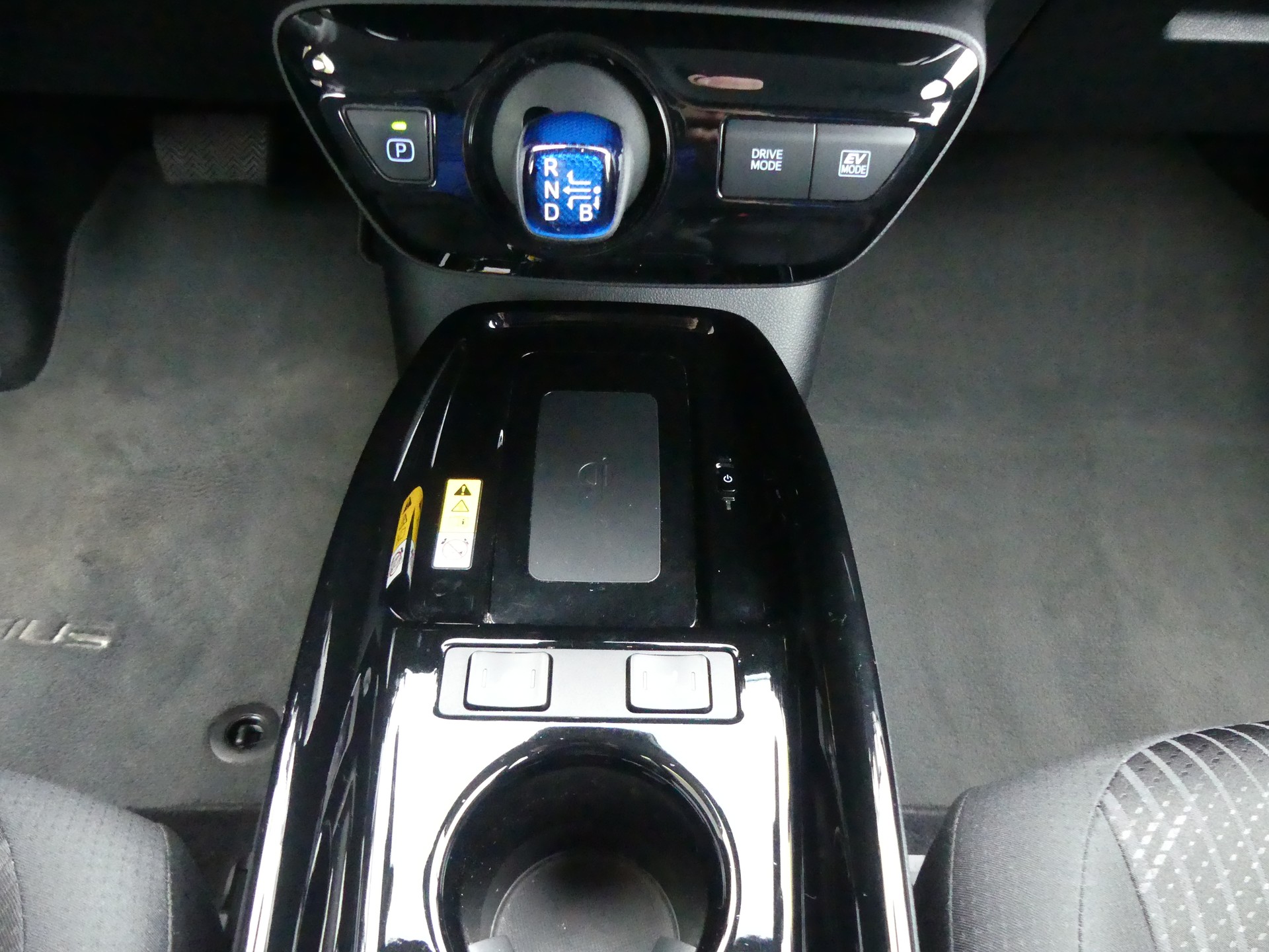 TOYOTA Prius 1.8 VVT-i HSD AWD-i Premium-image-14