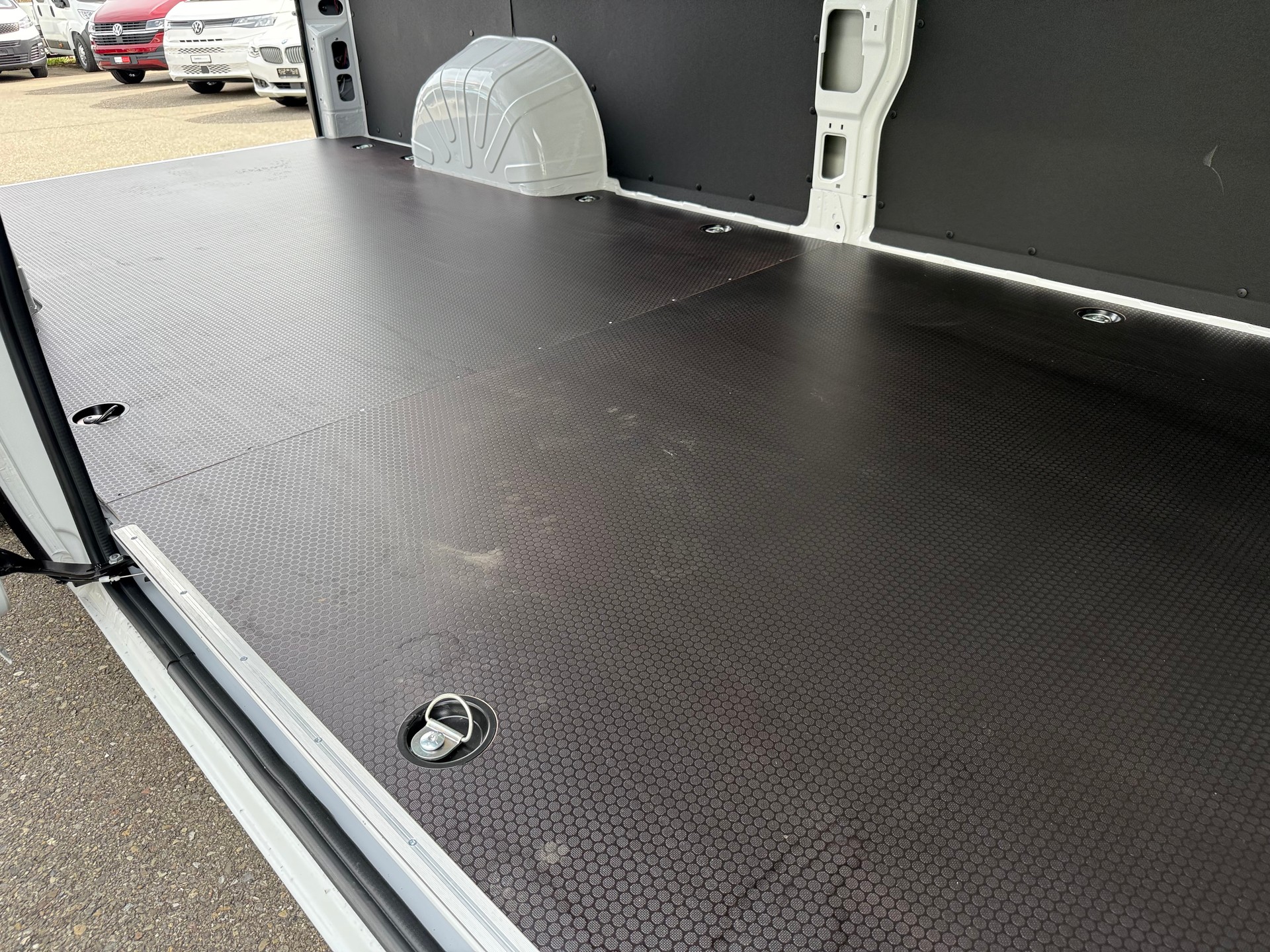 FIAT Ducato Maxi 35 L4H3 2.2MTJ 180PS 3T AHK, 270°Tür, Holzboden, Doppelairbag, Kamera-image-8