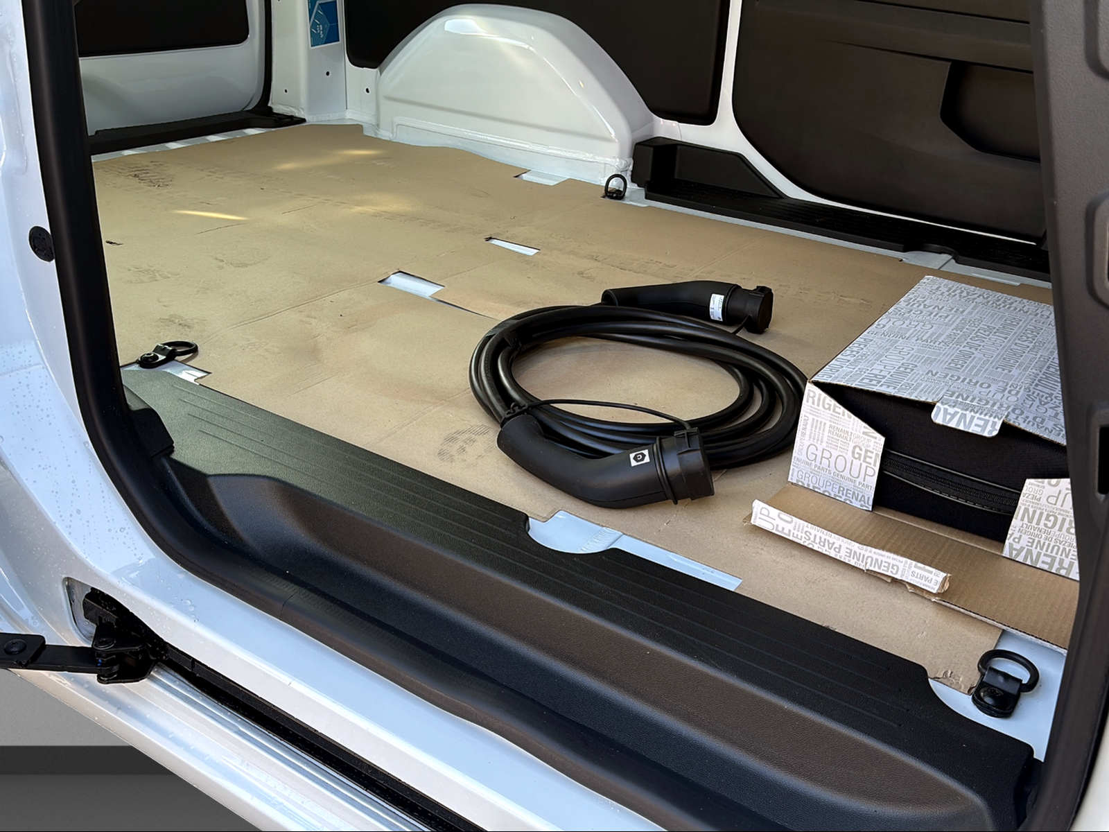 RENAULT Kangoo Van EV45 Standard L2 22kW Extra-showroom-element-3