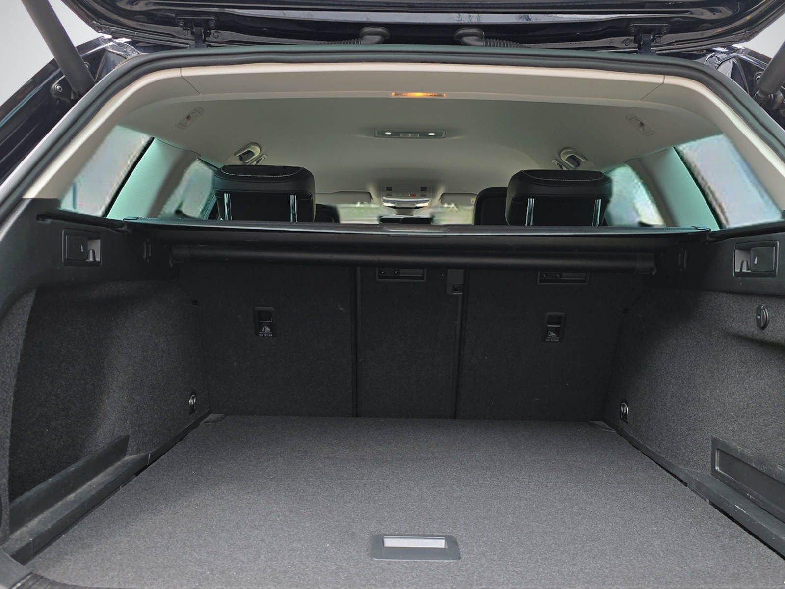 VW Passat Variant 2.0 TSI Elegance DSG 4m-image-5