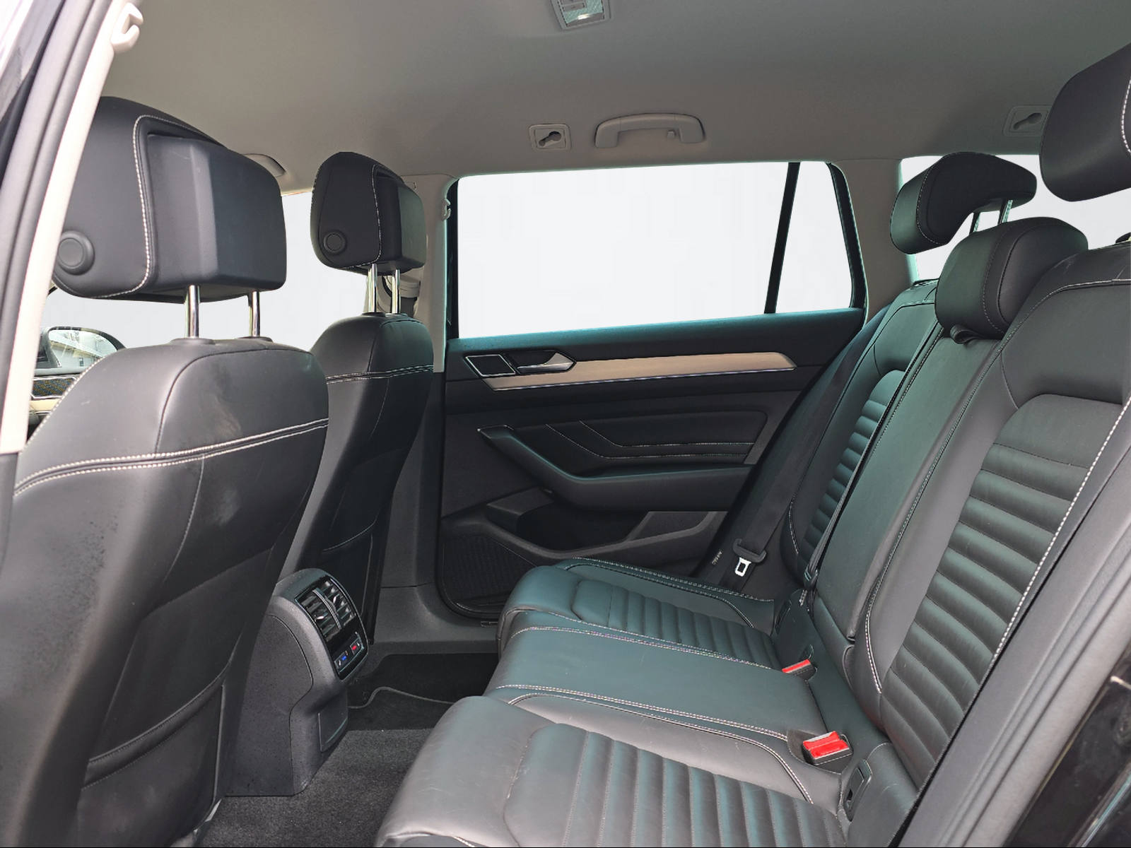 VW Passat Variant 2.0 TSI Elegance DSG 4m-image-8