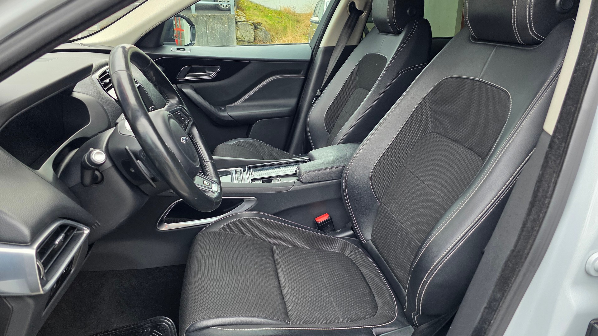 JAGUAR F-Pace 2.0d R-Sport AWD 4x4 Automat-image-9