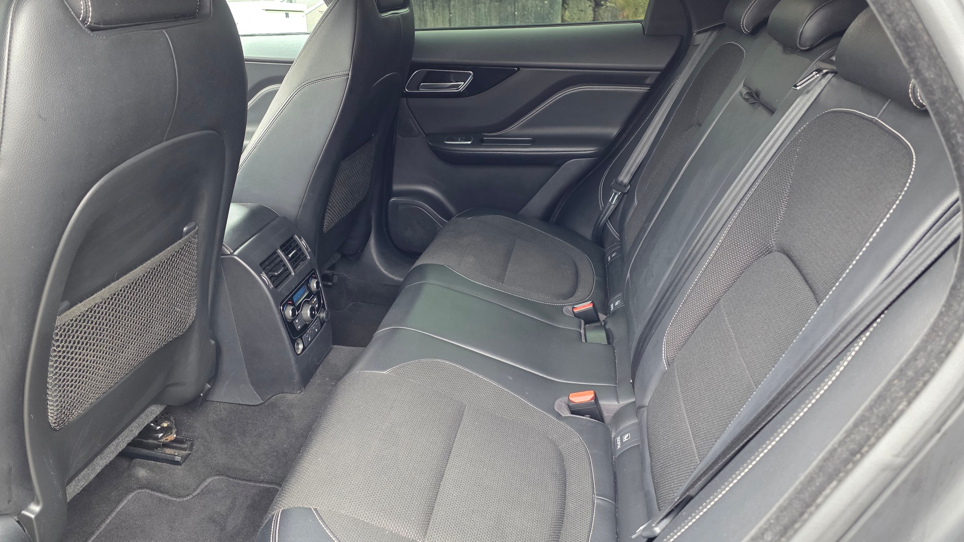 JAGUAR F-Pace 2.0d R-Sport AWD 4x4 Automat-image-11