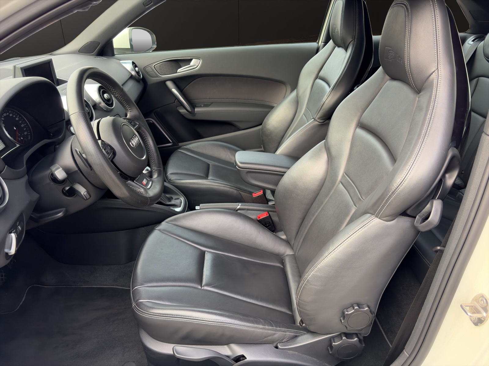 AUDI A1 Sport 1.4 TFSI Ambition S-Tronic-image-8