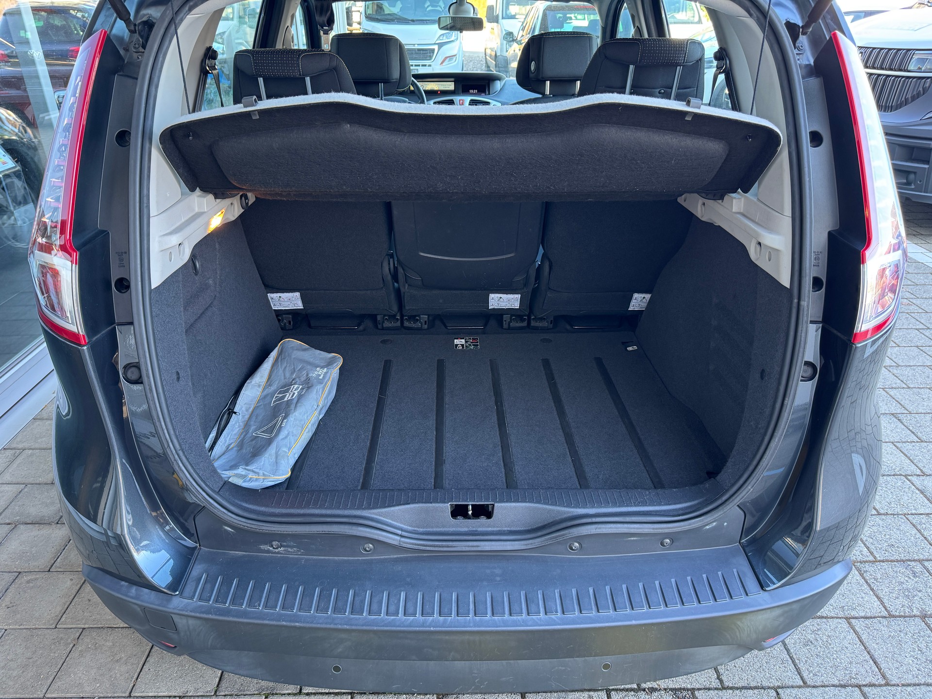 RENAULT Scénic 1.4 16V Turbo Dynamique-image-9