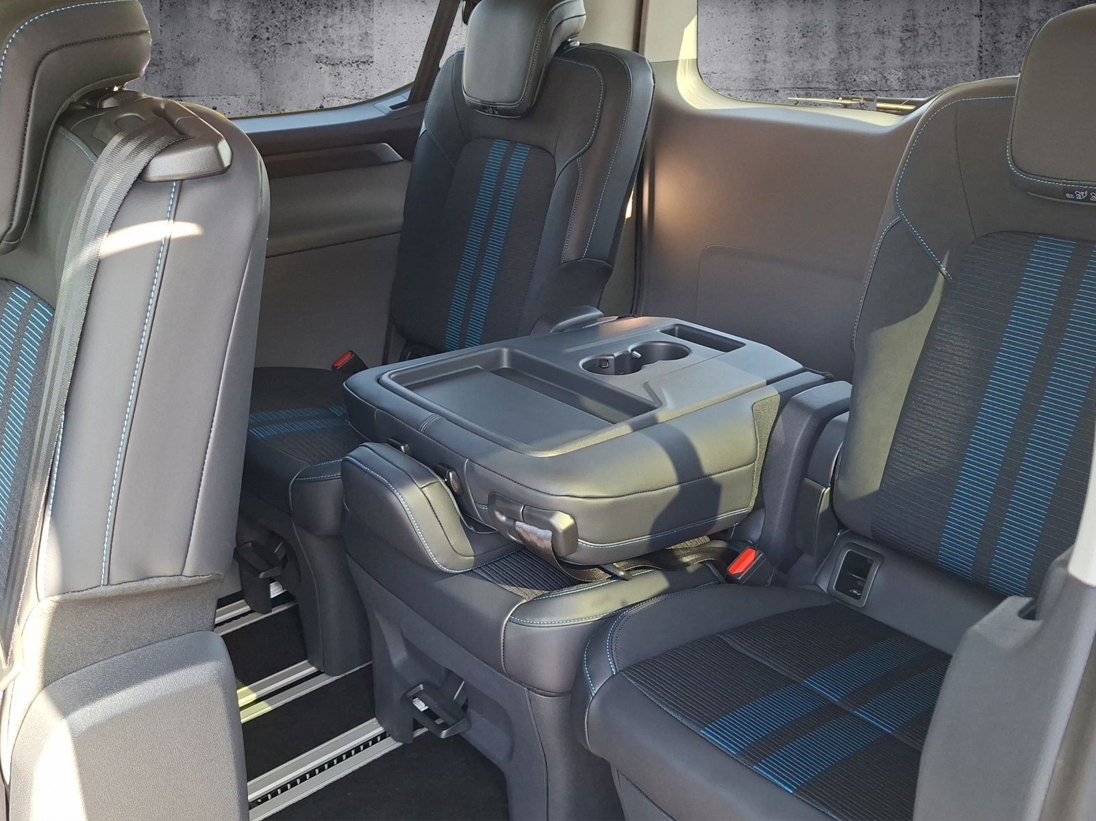 FORD Tourneo Bus 320 L1H1 Sport Automatique 4x4-image-11