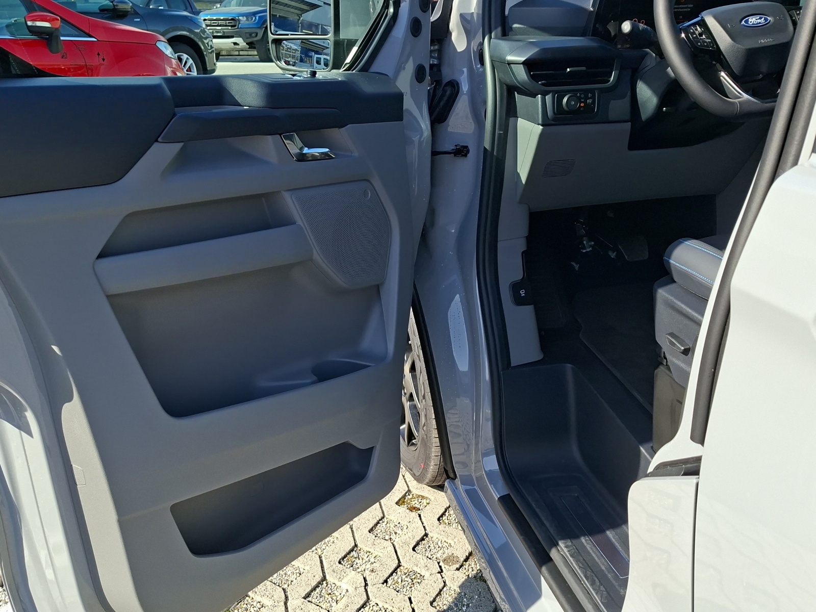 FORD Tourneo Bus 320 L1H1 Sport Automatique 4x4-image-5